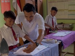 Viral Guru PAI Pak Viki Ajarkan Setrika-Cuci Piring Siswa Cowok, Antipatriarki!