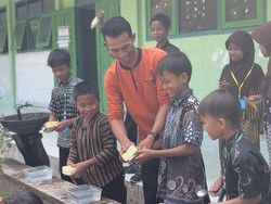 Keren! Guru PAI di Kediri Ajarkan Murid Cowok Cuci Piring-Setrika Keren! Guru PAI di Kediri Ajarkan Murid Cowok Cuci Piring-Setrika