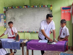 Kisah Pak Guru Viki Ajarkan Setrika-Cuci Piring, Termasuk ke Siswa Laki-laki