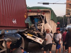 Ngerinya Tabrakan di Bekasi, Kepala Truk Sampai Gepeng Usai Kecelakaan Ngerinya Tabrakan di Bekasi, Kepala Truk Sampai Gepeng Usai Kecelakaan