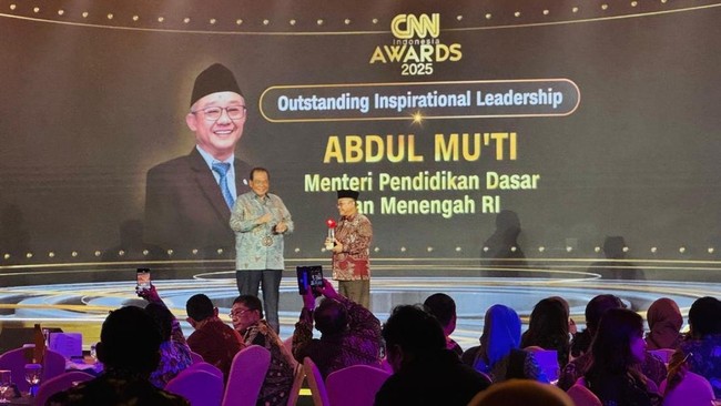Kemendikdasmen raih dua penghargaan di CNN Award 2025, Menteri Mu'ti diakui atas kepemimpinan inspiratif dan inovasi dalam pendidikan inklusif di Indonesia.