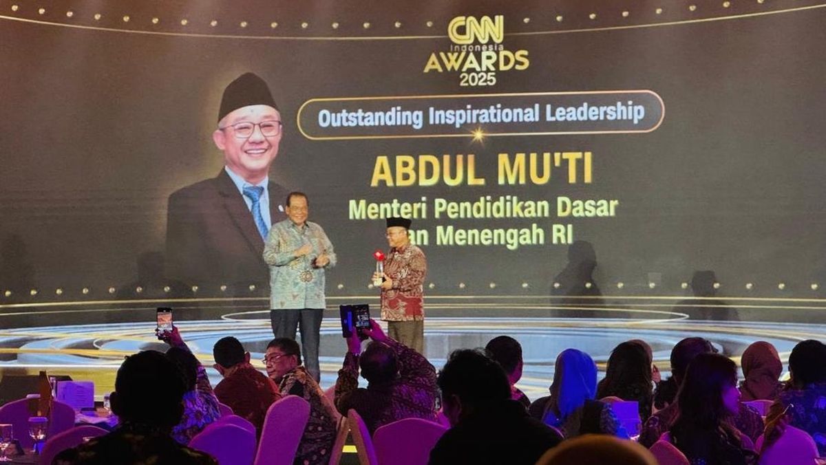 Kemendikdasmen Raih Dua Penghargaan di CNN Indonesia Award 2025