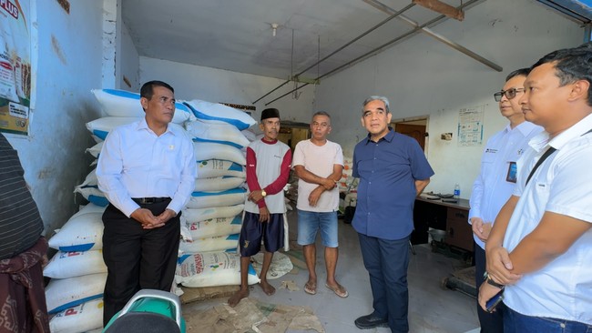 Ketua MPR Ahmad Muzani dan Mentan Amran Sulaiman tinjau kios pupuk di Jember, pastikan harga pupuk bersubsidi turun 20% demi kesejahteraan petani.