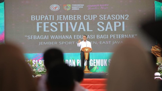 Gerak Cepat Mentan Bantu Atasi Kemiskinan di Jember Lewat Pertanian Mentan meminta agar berbagai bantuan yang bersifat langsung, produktif, dan berkelanjutan segera disalurkan kepada kelompok tani miskin ekstrem di Jember.