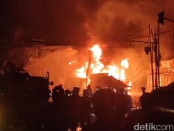 Truk Tangki BBM Terbakar di Cianjur, Pos Polisi-Ruko Hangus!