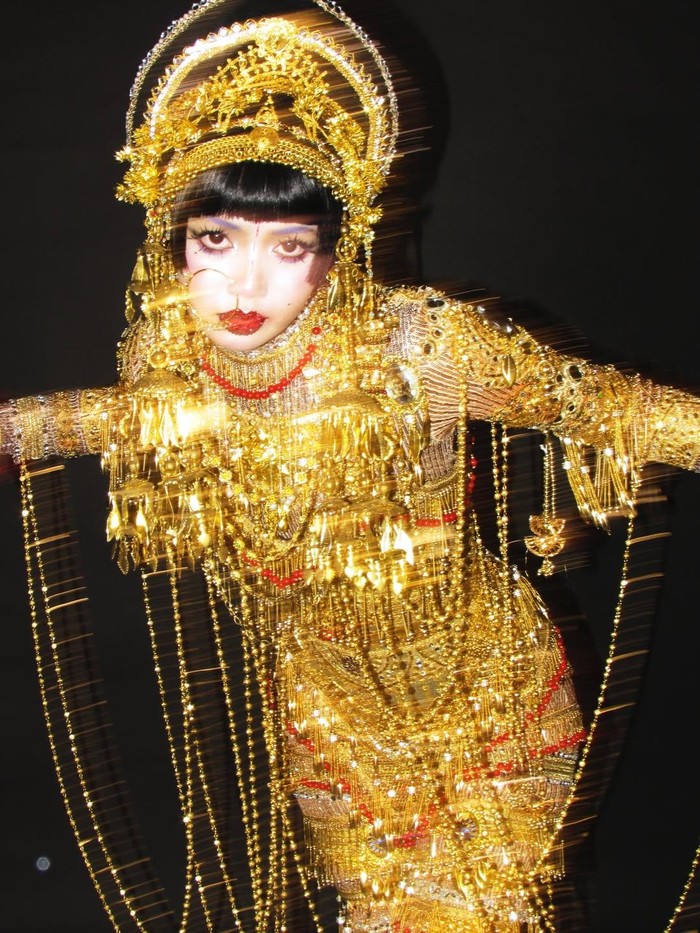 Lisa BLACKPINK tampil memukau sebagai Golden Siren dari “Jibaro” Love, Death + Robots, dengan kostum manik emas dan nose ring khas. Penampilannya yang magis dan misterius menuai pujian di TikTok./Foto: Instagram/lalalalisa_m