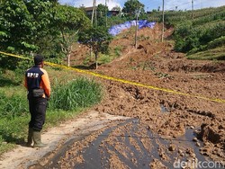 Jalur Utama Trenggalek-Ponorogo Lumpuh Total Tertutup Batu Raksasa