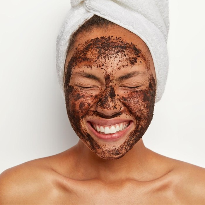 Ampas kopi bisa dimanfaatkan sebagai eksfolian alami dan mengurangi peradangan pada kulit wajah. Di samping itu, masker dari ampas kopi mampu menyamarkan tanda penuaan dini sekaligus mengatasi lingkaran hitam di bawah mata.