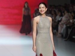 Senyum Merekah Maudy Ayunda Jadi Model di JFW Senyum Merekah Maudy Ayunda Jadi Model di JFW