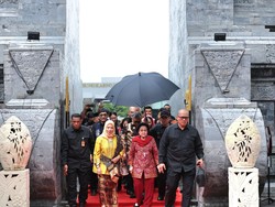 Megawati Ziarah ke Makam Bung Karno di Momen Peringatan 70 Tahun KAA Megawati Ziarah ke Makam Bung Karno di Momen Peringatan 70 Tahun KAA