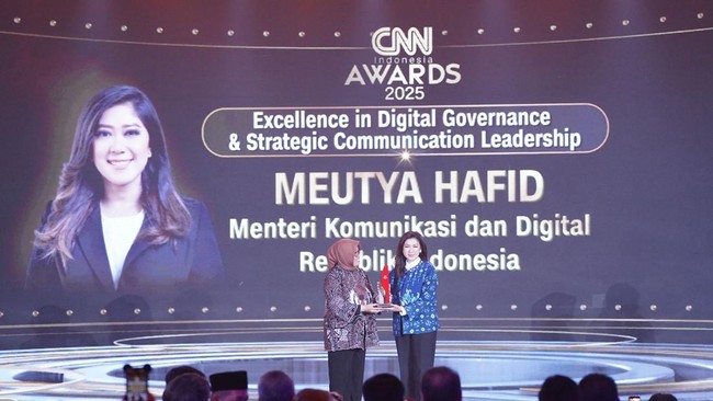 Meutya Hafid Raih Penghargaan Excellence In Digital Governance Meutya Hafid meraih Excellence in Digital Governance & Strategic Communication Leadership dalam ajang CNN Indonesia Awards 2025.