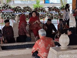 Hujan Deras Tak Halangi Megawati Ziarah-Kontemplasi di Makam Bung Karno Hujan Deras Tak Halangi Megawati Ziarah-Kontemplasi di Makam Bung Karno