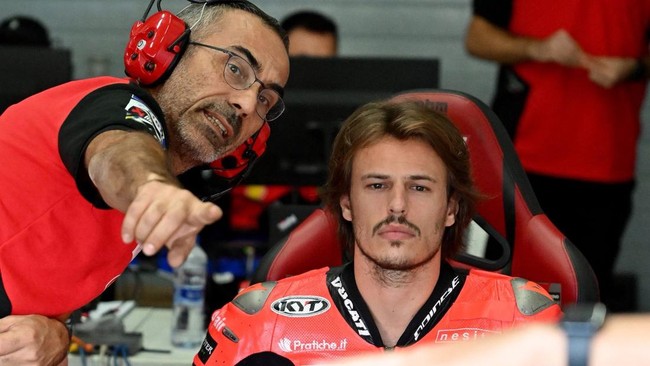 Bulega Gantikan Marquez, Ducati Berjudi dengan Murid Rossi Ducati memilih Nicolo Bulega sebagai pengganti Marc Marquez untuk dua seri terakhir MotoGP 2025. Bulega, jebolan akademi Rossi, siap menghadapi tantangan.