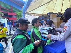 Polresta Malang Kota Bagikan Helm-Beras ke Ojol Saat Deklarasi Jogo Jatim Polresta Malang Kota Bagikan Helm-Beras ke Ojol Saat Deklarasi Jogo Jatim