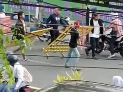 Demo Tuntut Pilkades di Sampang Ricuh, Fasilitas Alun-alun Rusak-Hilang Demo Tuntut Pilkades di Sampang Ricuh, Fasilitas Alun-alun Rusak-Hilang