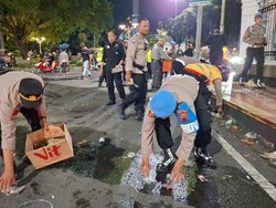 Usai Kawal Sidang Pemakzulan Bupati Pati, Polisi Bersihkan Sampah di Jalan