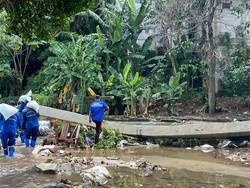Video: Tanggul Baswedan di Jati Padang Jebol, Sementara Ditambal Karung Pasir Video: Tanggul Baswedan di Jati Padang Jebol, Sementara Ditambal Karung Pasir