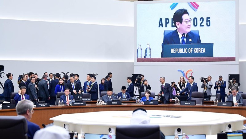 Presiden Republik Indonesia Prabowo Subianto menghadiri Konferensi Tingkat Tinggi (KTT) Kerja Sama Ekonomi Asia-Pasifik (APEC) 2025, yang berlangsung di Hwabaek International Convention Centre (HICO), Gyeongju, Republik Korea, pada Jumat (31/10). (Dok. Biro Pers Sekretariat Presiden/Muchlis Jr)