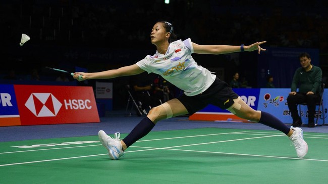 Jadwal Siaran Langsung 3 Wakil Indonesia di Semifinal Hylo Open Tiga wakil Indonesia akan tampil pada semifinal turnamen badminton Hylo Open 2025 di Saarlandhale, Jerman, Sabtu (1/11), termasuk Jonatan Christie dan Putri KW.