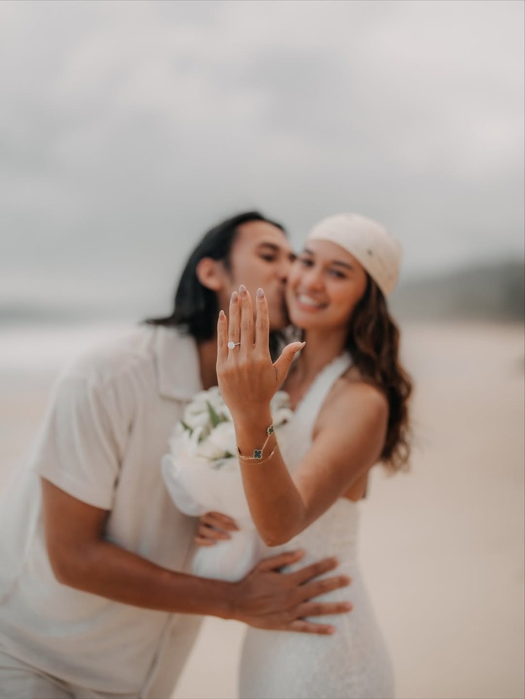 Sean Gelael melamar Hana Malasan Sean Gelael melamar Hana Malasan