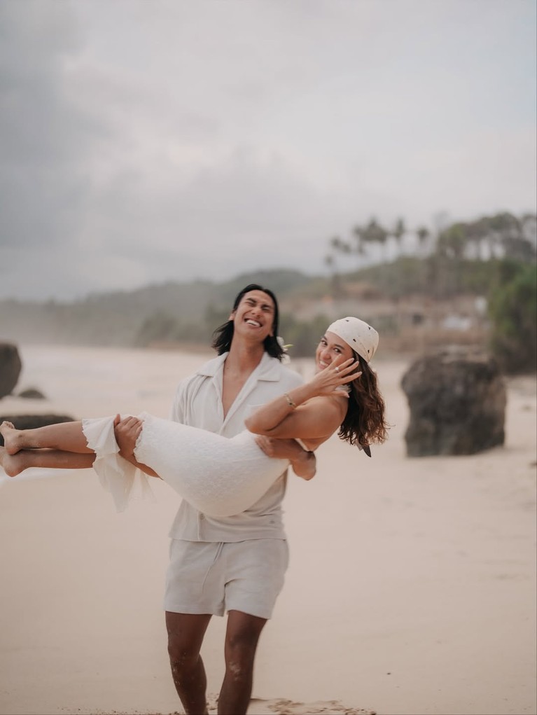 Sean Gelael melamar Hana Malasan Sean Gelael melamar Hana Malasan