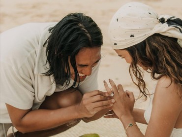 Cincin dalam Kelapa Muda, 7 Potret Unik Sean Gelael Lamar Hana Malasan