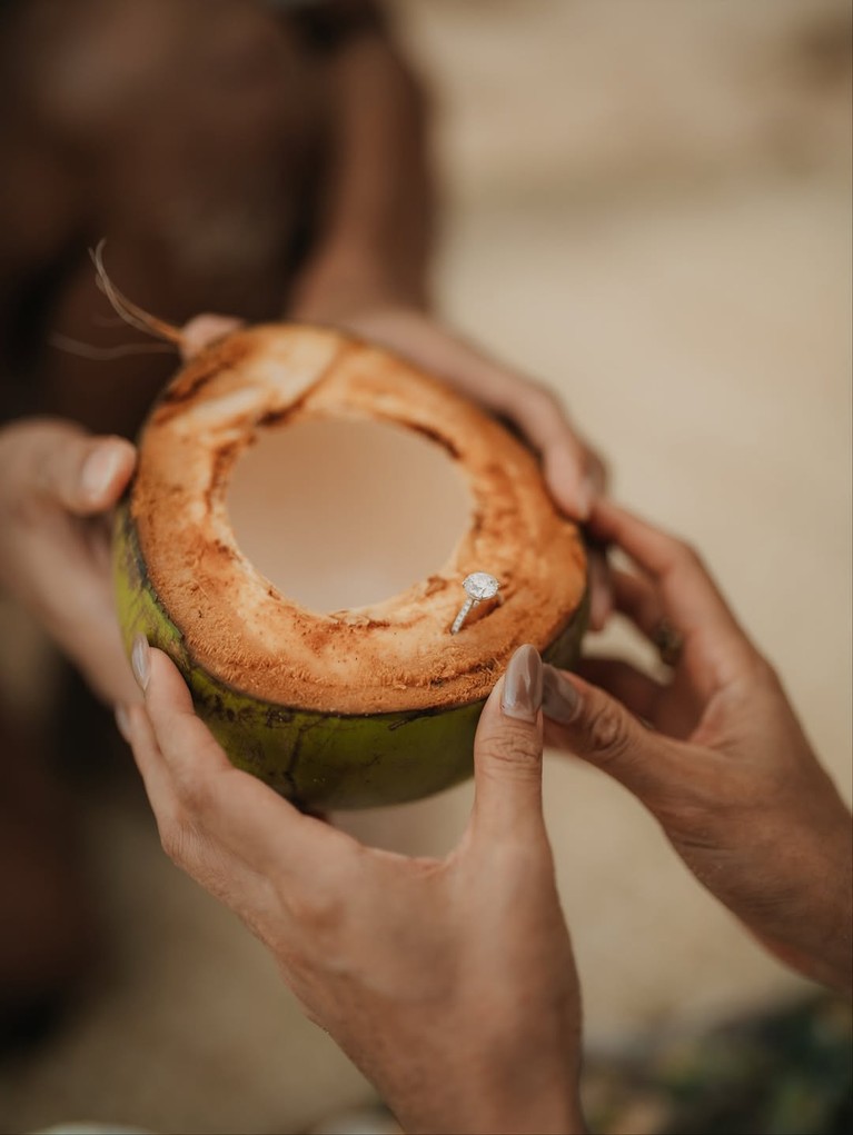 Sean Gelael melamar Hana Malasan Sean Gelael melamar Hana Malasan