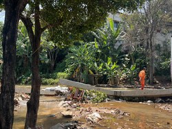Tanggul Baswedan Jebol, Air Masih Meluap Meski Ditahan Karung Pasir Tanggul Baswedan Jebol, Air Masih Meluap Meski Ditahan Karung Pasir