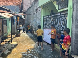 Video: Banjir di Jati Padang Belum Surut, Warga Keluhkan Masalah Kesehatan Video: Banjir di Jati Padang Belum Surut, Warga Keluhkan Masalah Kesehatan