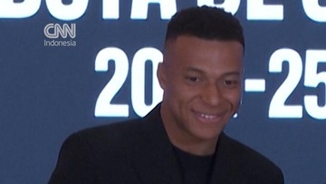 Berita Olahraga Terkini CNN Sport : Senyum Mbappe Terima Golden Boot La Liga