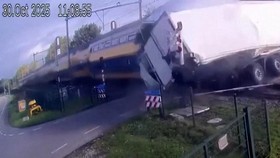 Detik-detik Kereta Penumpang Tabrak Truk di Perlintasan Belanda
