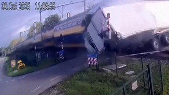 Detik-detik Kereta Penumpang Tabrak Truk di Perlintasan Belanda