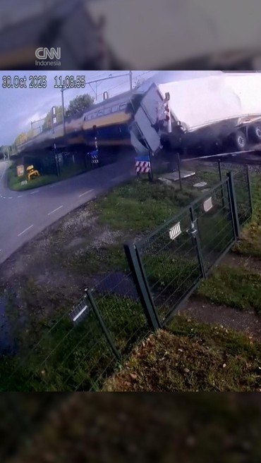 Detik-detik Kereta Penumpang Tabrak Truk di Perlintasan Belanda