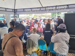 Bikin Kartu Gratis Transum Jakarta Antre Berjam-jam, Warga: Kasihan yang Tua Bikin Kartu Gratis Transum Jakarta Antre Berjam-jam, Warga: Kasihan yang Tua