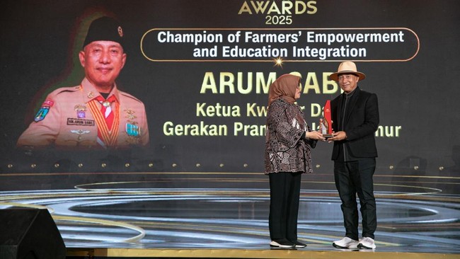 Arum Sabil Raih CNN Indonesia Award 2025, Teladan dari Timur Nusantara HM Arum Sabil raih CNN Indonesia Award 2025 untuk pemberdayaan petani dan pendidikan, Ia jadi teladan nasional dengan dedikasi dan kepemimpinan yang inspiratif.