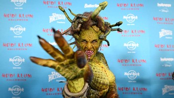 FOTO: Rupa Heidi Klum Jadi Medusa, Separuh Badannya Jadi Ular
