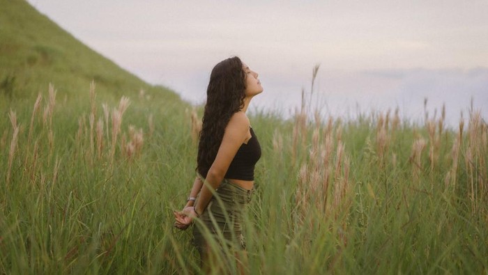 Ciri kepribadian orang yang lebih suka dalam percakapan mendalam adalah mereka merasa nyaman dengan keheningan. Menurutnya, keheningan adalah bagian dari komunikasi. Hal ini memberi ruang pikirannya untuk tenang dan ide terbentuk.