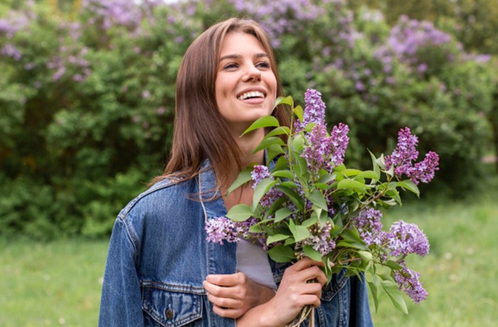 Mimpi melangkah ke jenjang pernikahan, padahal dalam kehidupan nyata kamu masih single? Menurut laman Brides, Layne Dalfen, seorang penulis dan analis mimpi mengungkap, artinya kamu ada komitmen baru, tapi merasa ragu dan belum siap.