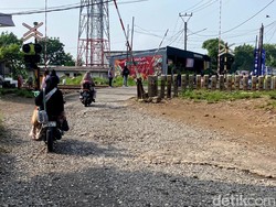 Aspal Mengelupas dan Lubang Jadi Tantangan Pengendara di Cimekar