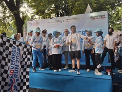 Kemensos Gelar November Run, Ribuan Peserta Lari Bareng Mensos-Seskab Teddy