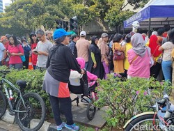 Daftar Kartu Gratis Transum Jakarta, Lansia Antre Panjang di CFD Bundaran HI