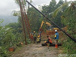 Longsor 100 Meter Timbun Akses Utama Desa di Trenggalek
