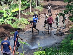Jalur Penghubung 2 Desa di Lumajang Putus Akibat Longsor