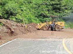 Video: Hujan Deras Picu Longsor di Lumajang, Jalan Antar Desa Tertutup
