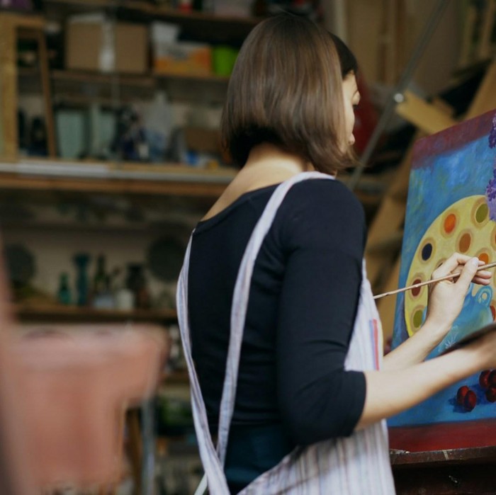 Melukis dan menggambar adalah hobi pintar yang melatih kreativitas, intuisi, dan keseimbangan emosi.