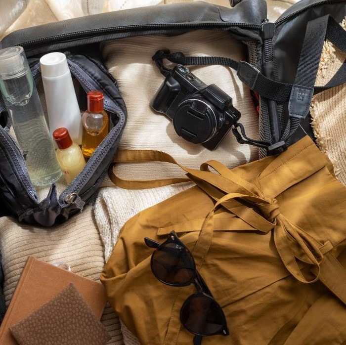 Membawa perlengkapan travel ukuran kecil akan memudahkan traveller menata barang di koper sehingga muat banyak.