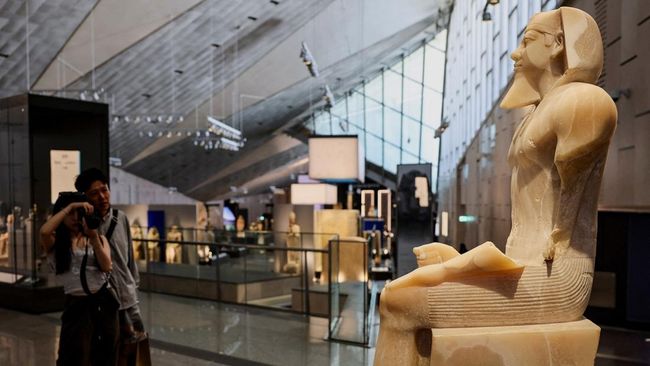 Lebih dari 4.500 artefak Raja Tutankhamun untuk pertama kalinya dipamerkan lengkap di Grand Egyptian Museum, Kairo.