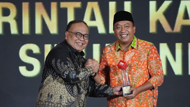 Pemkab Situbondo raih penghargaan Outstanding Regional Initiative for MSME Empowerment di CNN Indonesia Awards 2025, berkat program Vorsa UMKM yang inovatif.