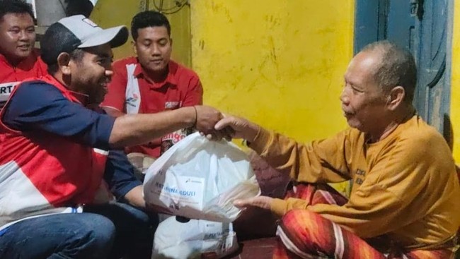 Pertamina Peduli Salurkan Bantuan untuk Korban Bencana di Sukabumi PT Pertamina salurkan bantuan untuk korban banjir dan longsor di Sukabumi, Program Pertamina Peduli mendukung pemulihan masyarakat pascabencana.