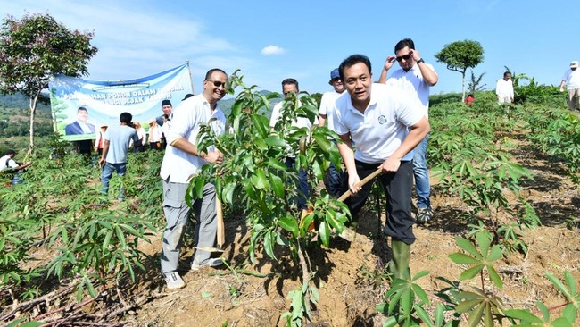Selain upaya mitigasi potensi bencana, kegiatan penanaman pohon produktif oleh Pertamina ini juga mendorong kesejahteraan warga di Sukamakmur, Kabupaten Bogor.